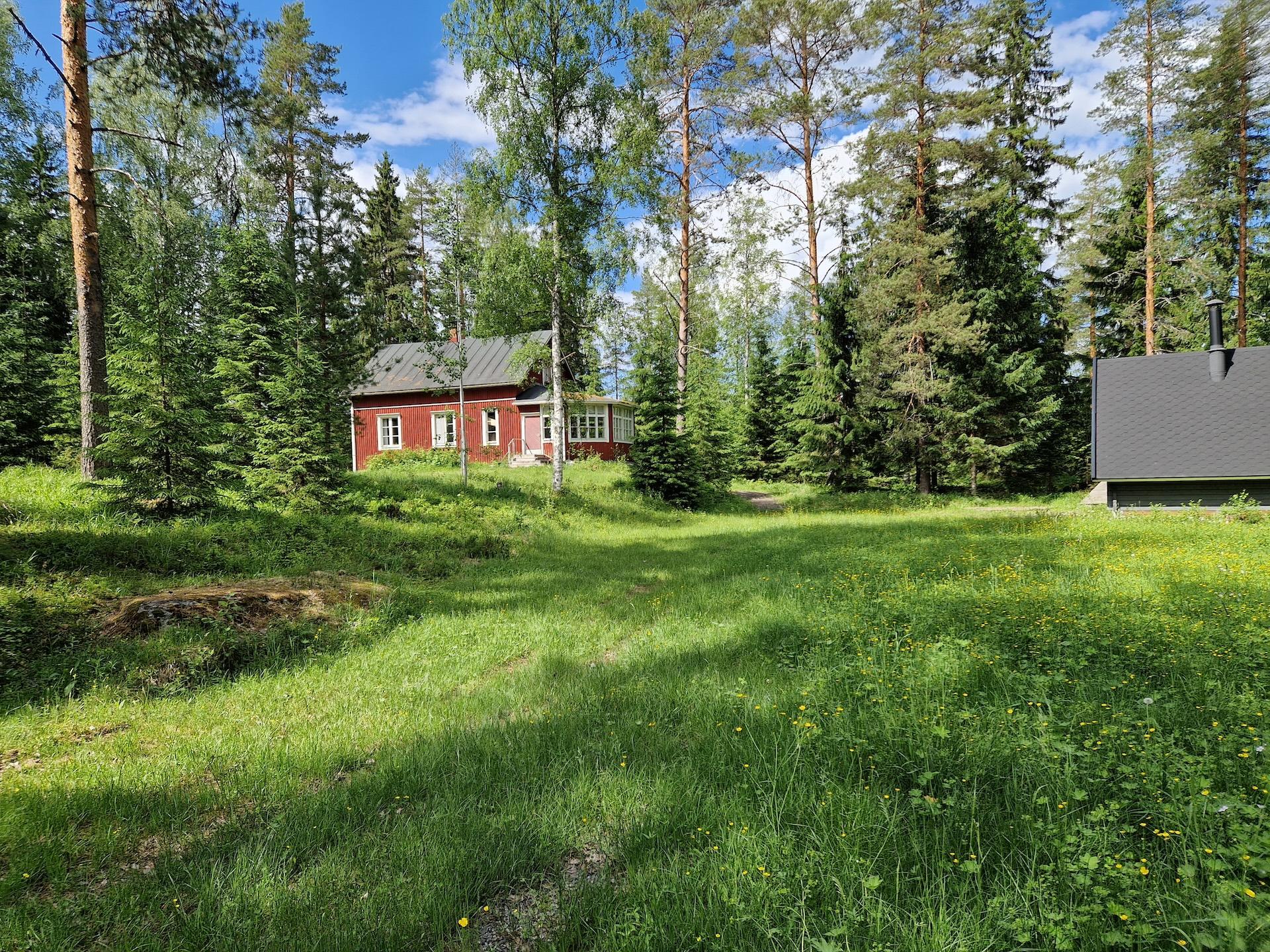 Linkkilä mökki järven rannalla